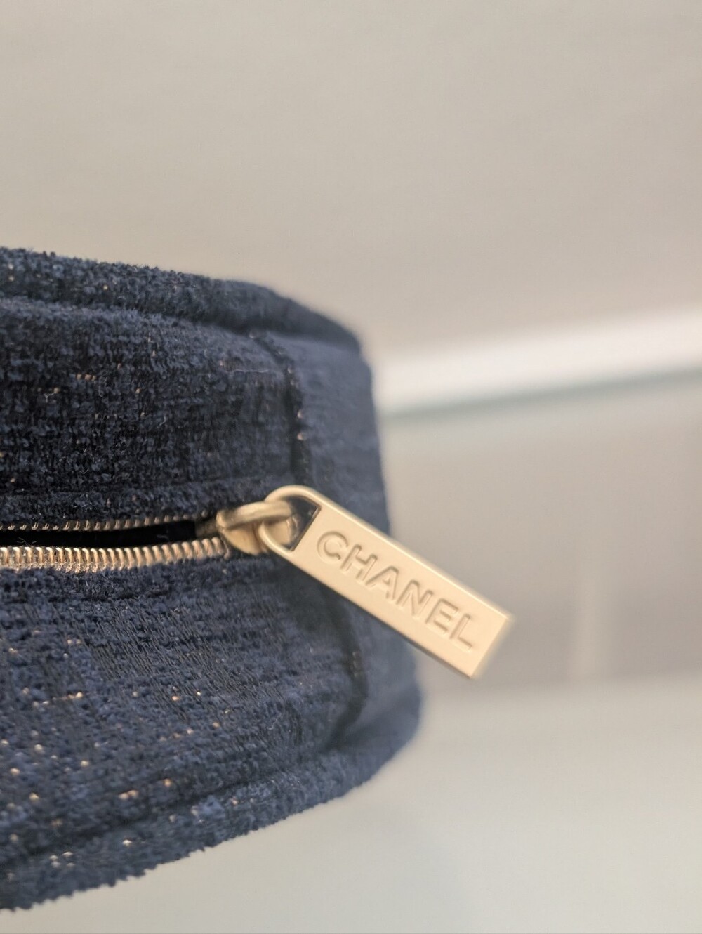 CHANEL Cosmetic bag Limited Edition 2023 Midnight Blue with Gold Accents - Picture 3 of 4